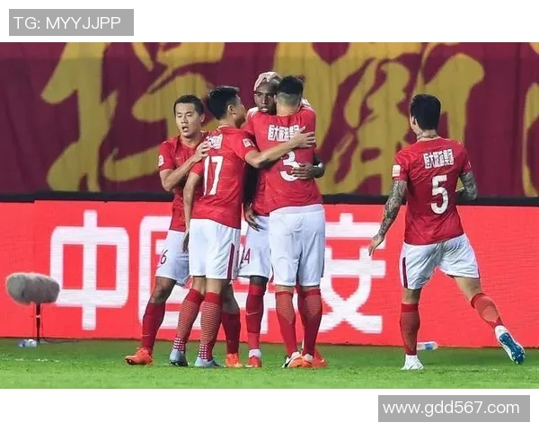 恒大与上港激战正酣球迷热情高涨精彩瞬间回顾 恒大与上港激战正酣球迷热情高涨精彩瞬间回顾